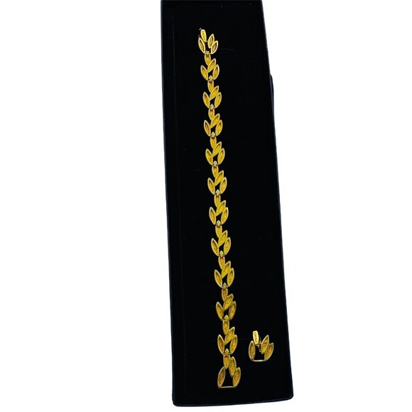 Elegant 7" Gold-Tone Leaf Link Bracelet With Crystal Accents - Picture 2 of 3